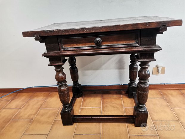 Tavolino del 600
 in vendita a Castelnovo di Sotto