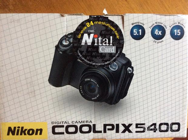 Fotocamera Nikon Coolpix 5400 con tre batterie