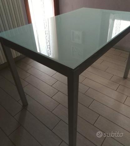 Tavolo allungabile con piano in vetro