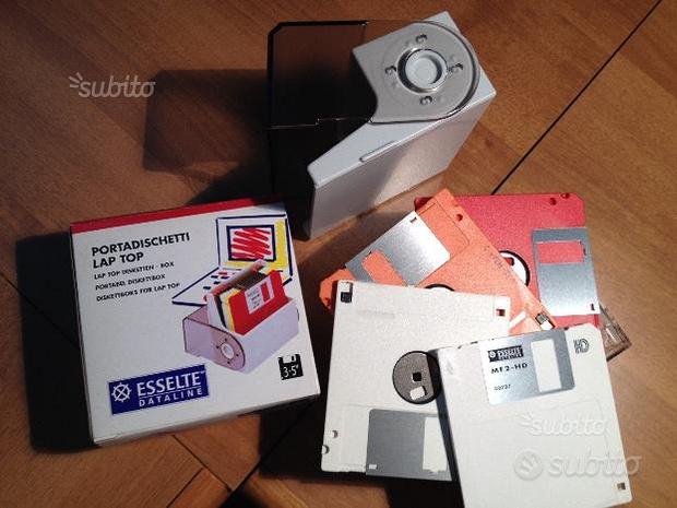 Cofanetto con 5 floppy disk