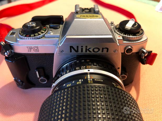 Nikon FG, accessori e borsa professionale